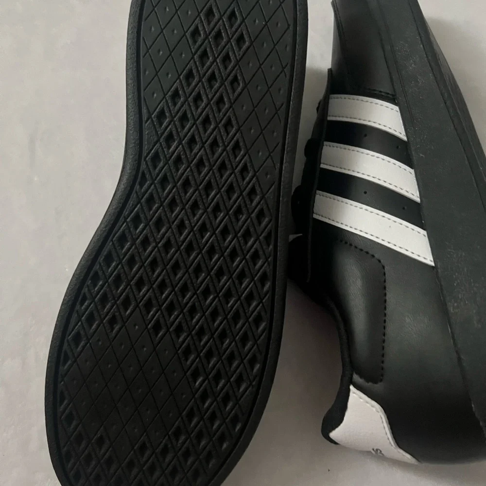 Adidas Men's Black and White Striped Sneakers, Size 6, Brand‎ New